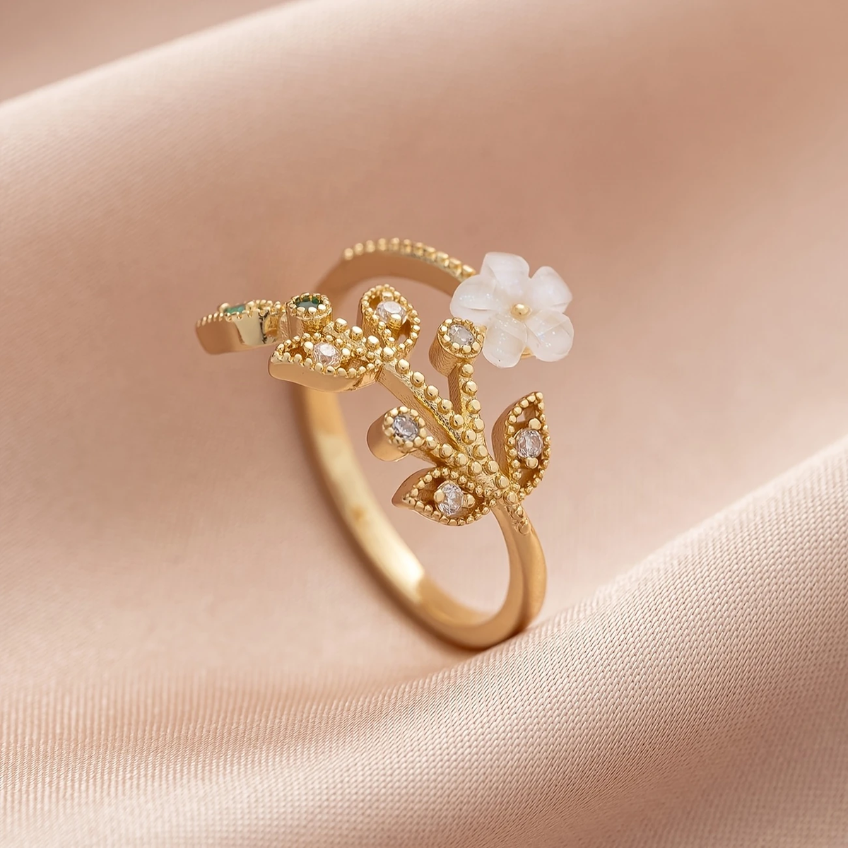 Stralende ring met witte kristallen bloem