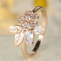 Stralende goudkleurige ring met bloem