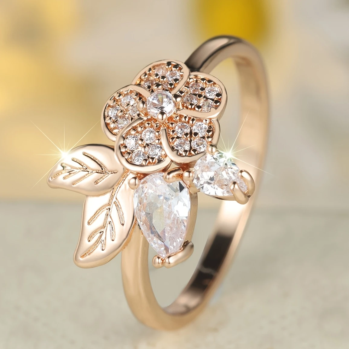 Stralende goudkleurige ring met bloem