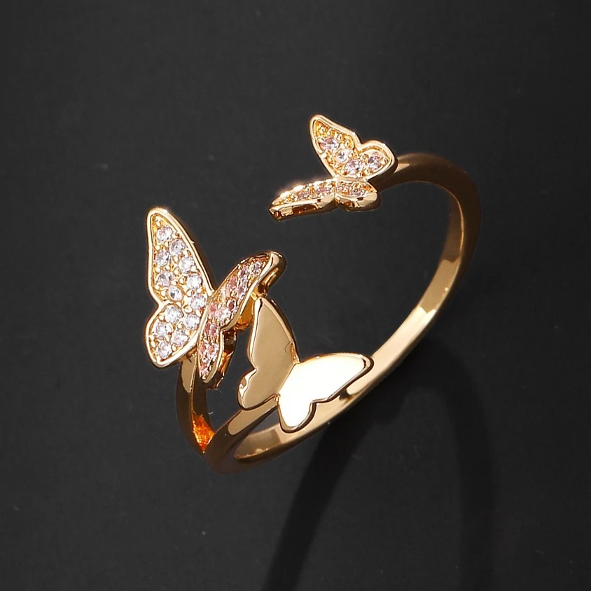 Open goudkleurige ring met twee vlinders