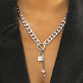 Zilverkleurige ketting met sleutel