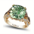 Goudkleurige ring met olijfgroen kristal