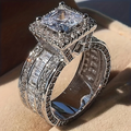 Zilverkleurige kathedraalring met vierkant kristal en pavé-banden
