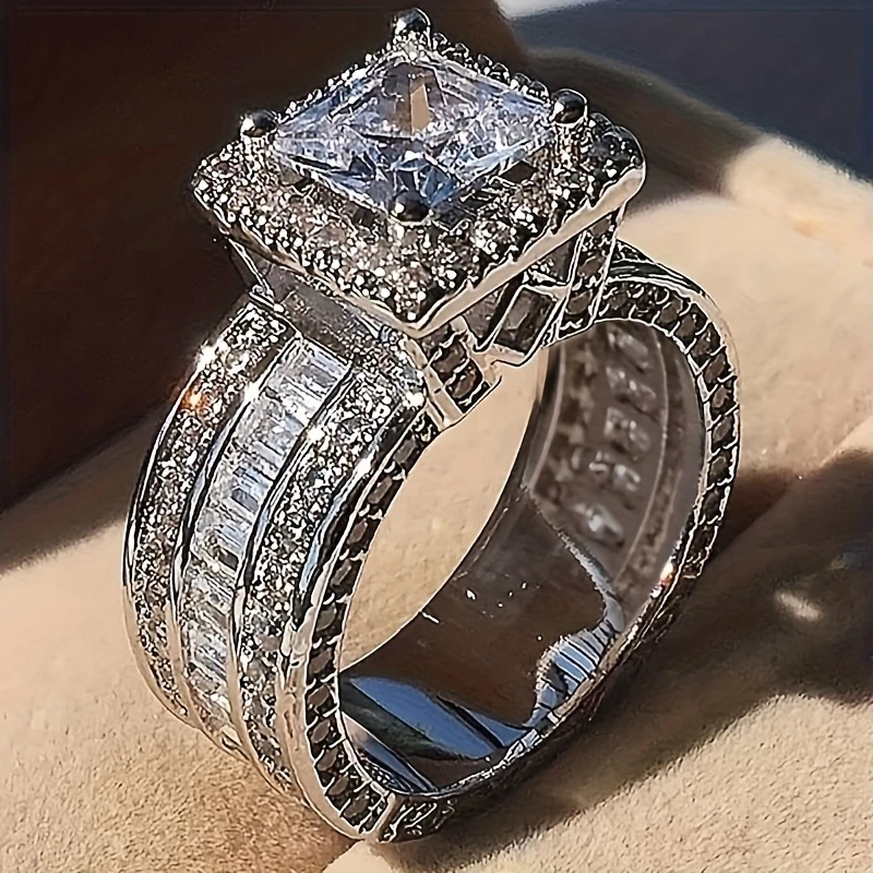 Zilverkleurige kathedraalring met vierkant kristal en pavé-banden