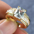 Stralende goudkleurige ring met kristal