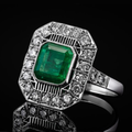 Heldere ring met ingelegde groene smaragdlook