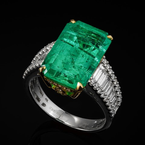 Ring met rechthoekige felgroene zirkonia