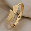Goudkleurige open armband (cuff) met omslaand blad