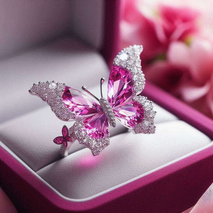 Zilverkleurige vlinderring met roze kristal