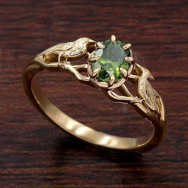 Goudkleurige gesmede ring met groene steen