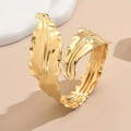 Gesmede goudkleurige schakelarmband met bladeren