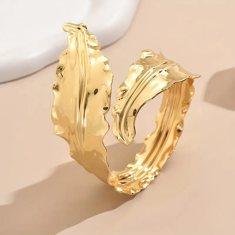 Gesmede goudkleurige schakelarmband met bladeren