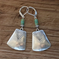 Verzilverde oorbellen met turquoise steen