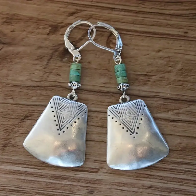 Verzilverde oorbellen met turquoise steen