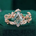 Goudkleurige ring met groene geometrische steen