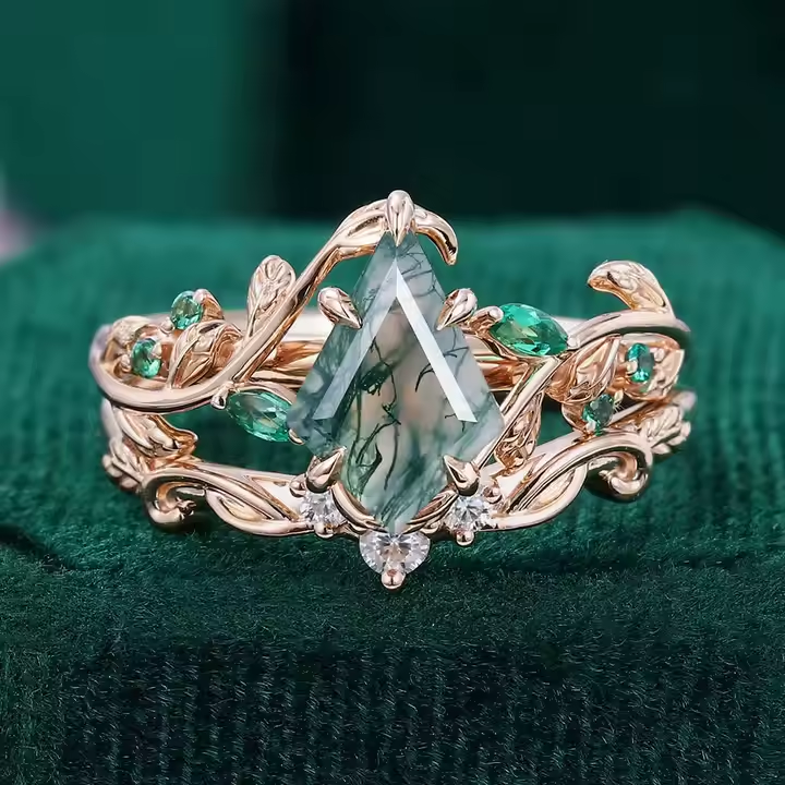 Goudkleurige ring met groene geometrische steen