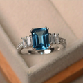 Zilverkleurige ring met hemelsblauw kubuskristal
