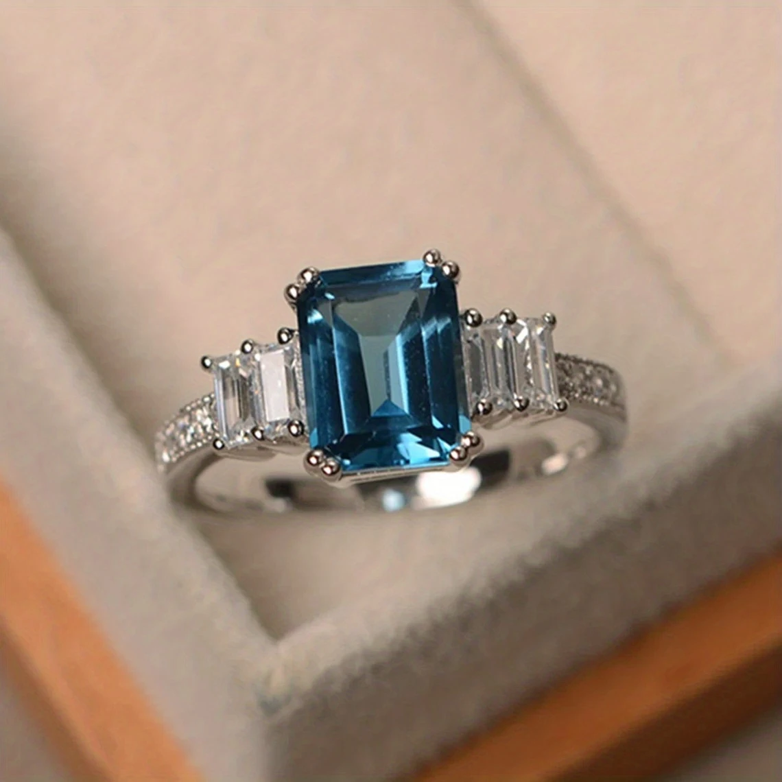Zilverkleurige ring met hemelsblauw kubuskristal