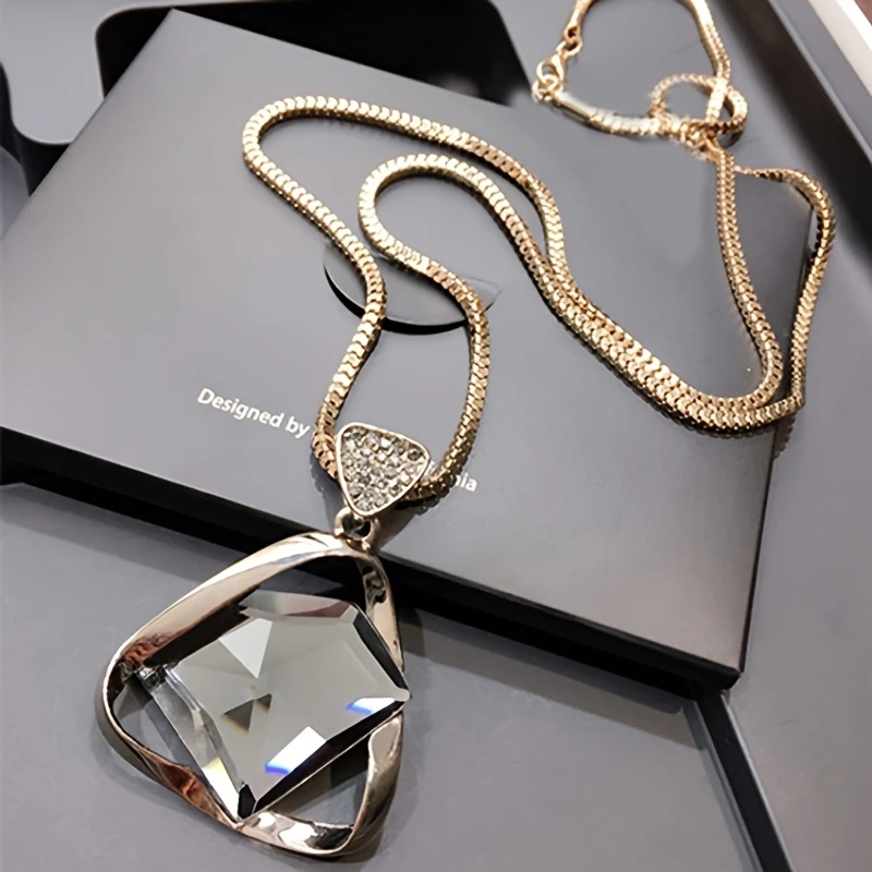 Goudkleurige ketting met kristalhanger