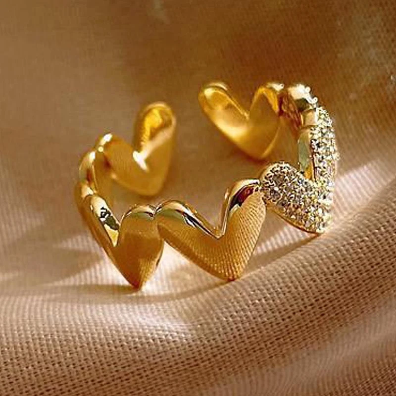 Goudkleurige ring met fonkelend hart