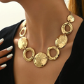 Goudkleurige ketting met cirkels