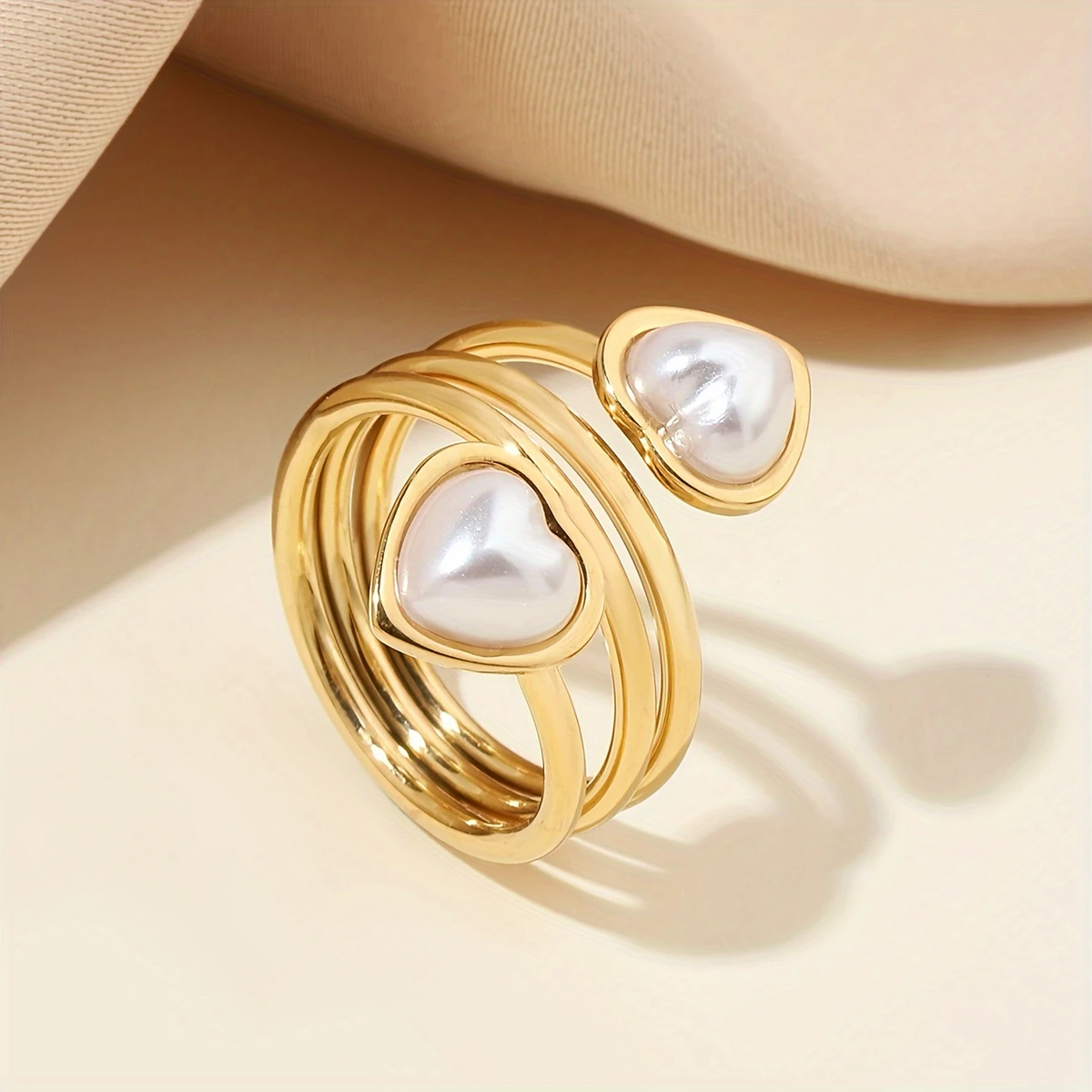 Stralende goudkleurige hartring met parel