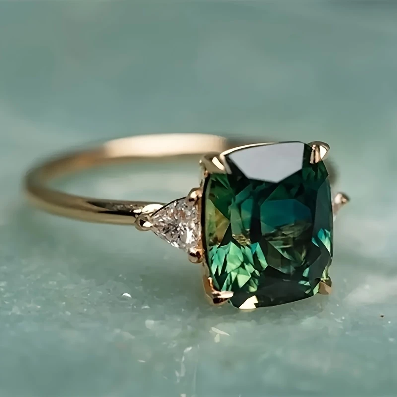 Ring met groene glazen kubus