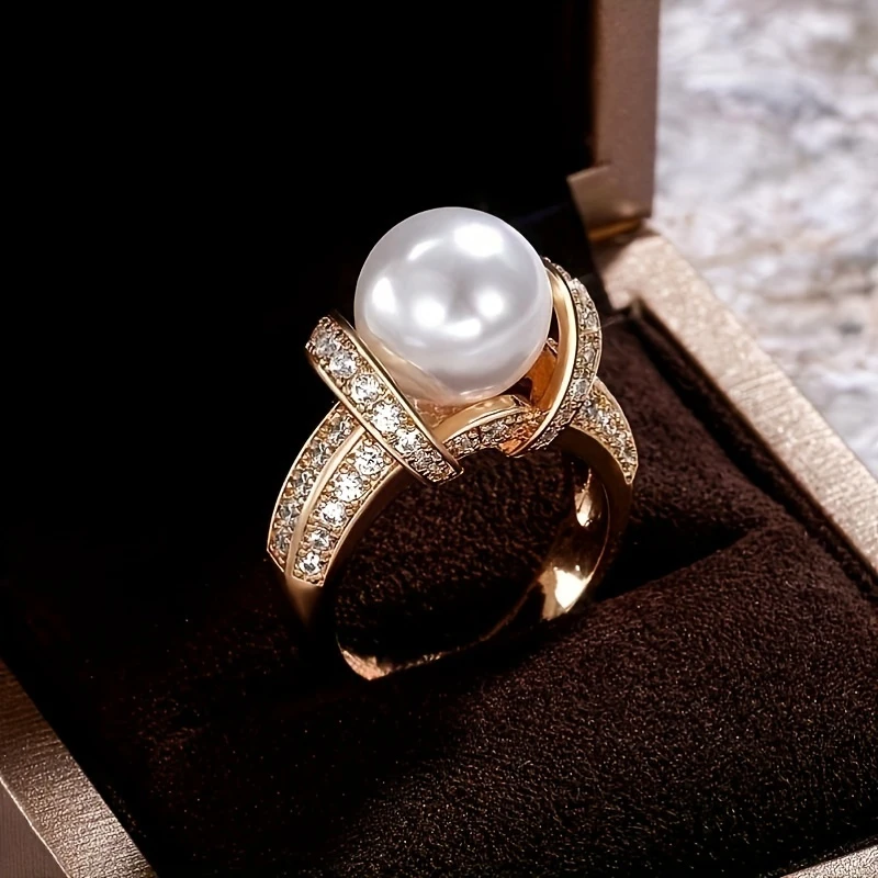 Glanzende goudkleurige ring met parel