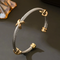 Gevlochten zilver- en goudkleurige armband
