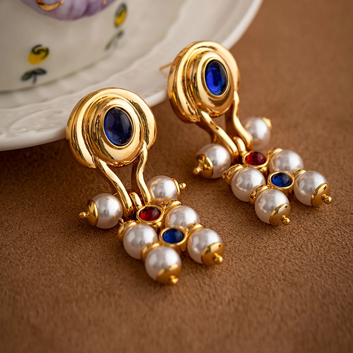 Oorhangers met parel en blauw kristal