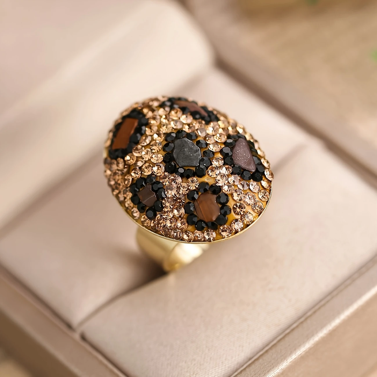 Ronde ring met ingelegd donker en wit glas