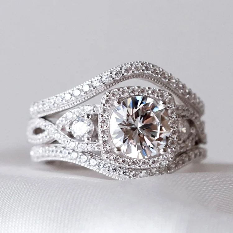 Zilverkleurige gelaagde ring met wit kristal