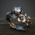 Zilverkleurige bloemenring met kristal en bladband