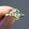 Goudkleurige ring met groen kristallijn