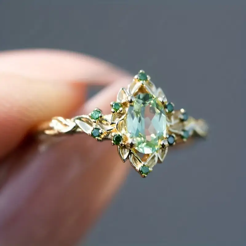 Goudkleurige ring met groen kristallijn