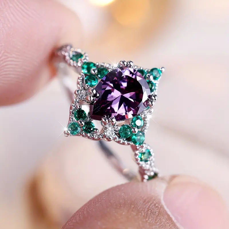 Zilverkleurige ring met ronde groene en violette zirkonia