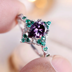 Zilverkleurige ring met ronde groene en violette zirkonia