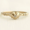 Goudkleurige ring met hart en ster