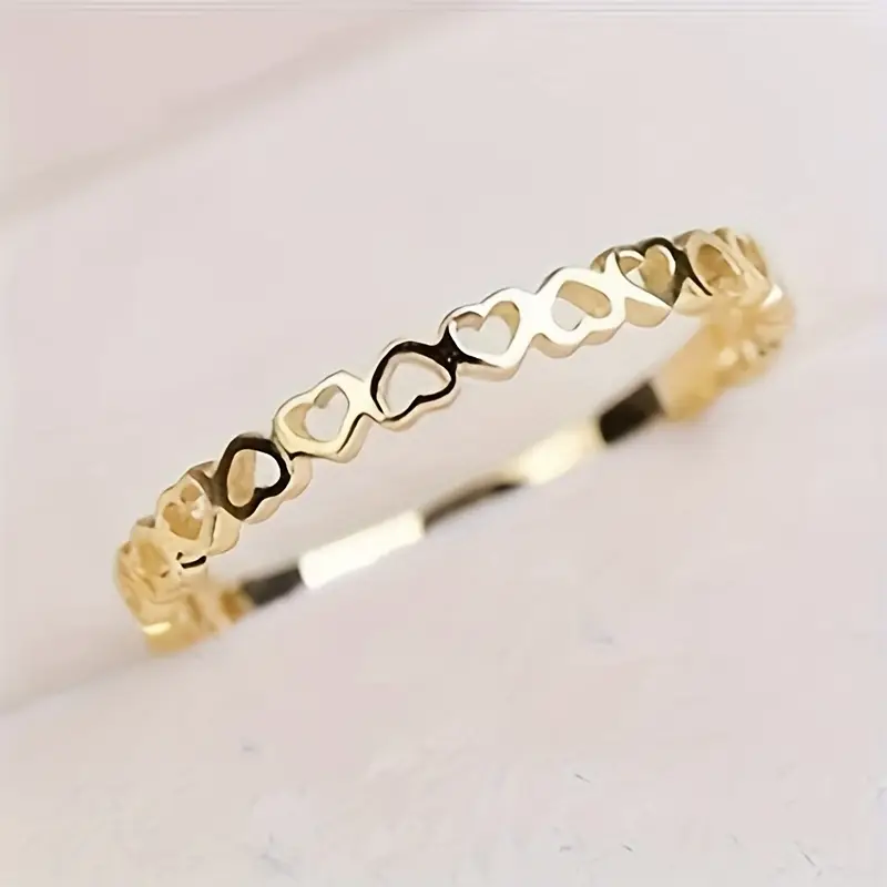 Goudkleurige ring met hartjes