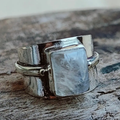 Zilverkleurige ring met glas