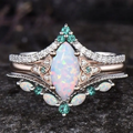 Kroonring met groen kristal en witte opaallook