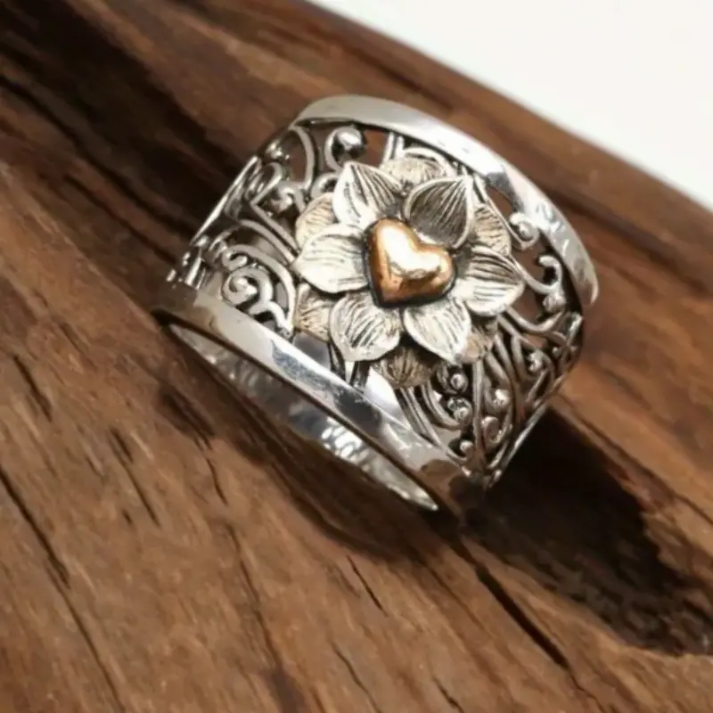 Zilverkleurige ring met bloem en goudkleurig hart