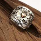 Zilverkleurige ring met bloem en goudkleurig hart