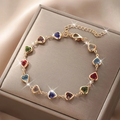 Goudkleurige armband met kleurrijke hartjes