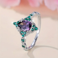 Zilverkleurige ring met ronde groene en violette zirkonia