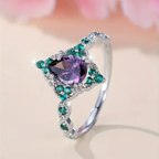Zilverkleurige ring met ronde groene en violette zirkonia