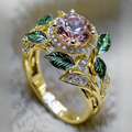 Goudkleurige bladring met groene en roze zirkonia