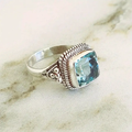 Zilverkleurige ring met hemelsblauw gehard glas