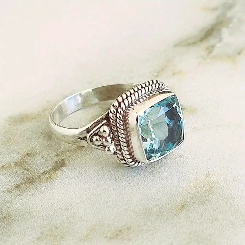 Zilverkleurige ring met hemelsblauw gehard glas
