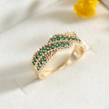Golvende ring met ingelegd groen kristal